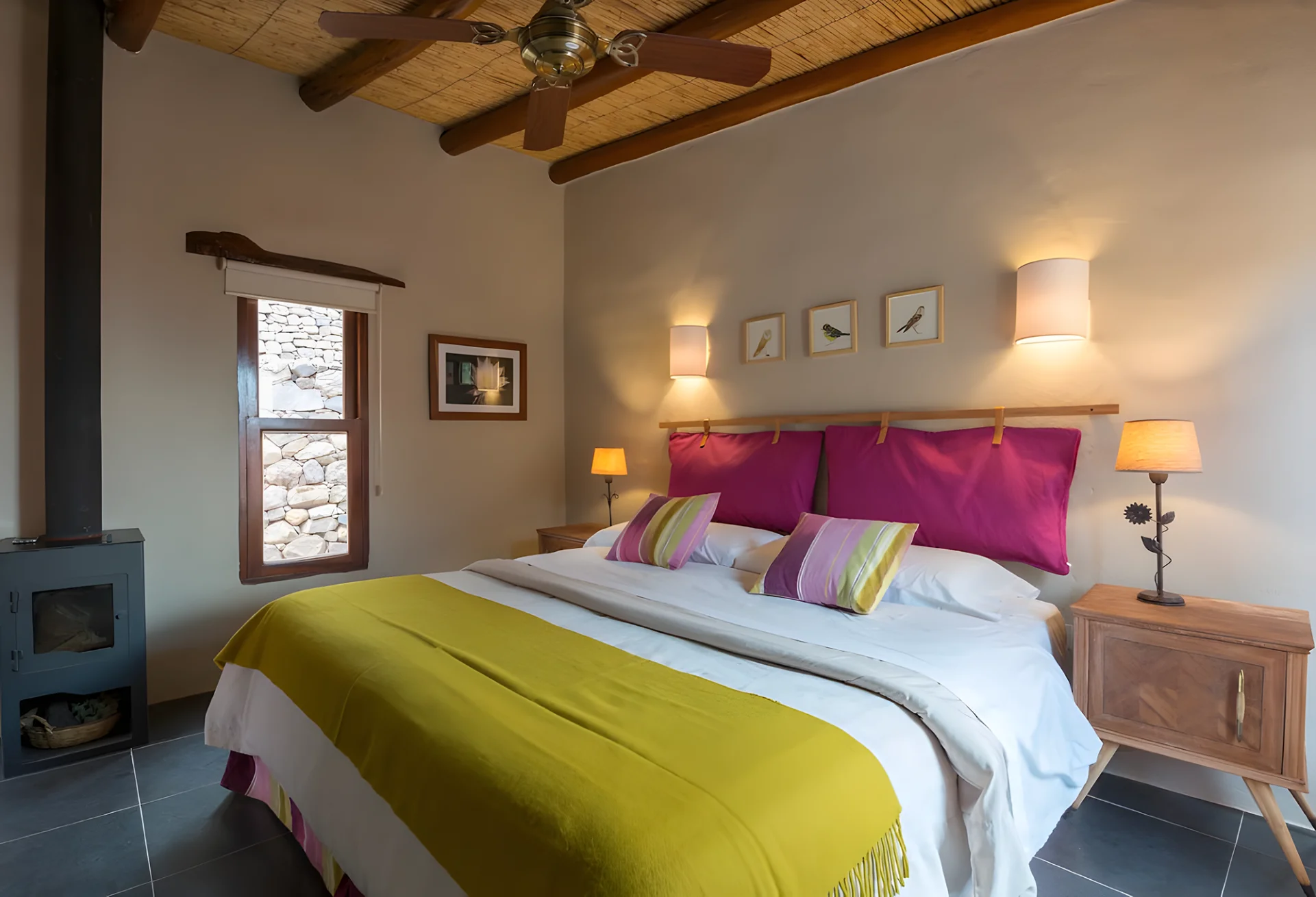 Standardzimmer mit King Bett, farbenfrohen Textilien und Herd