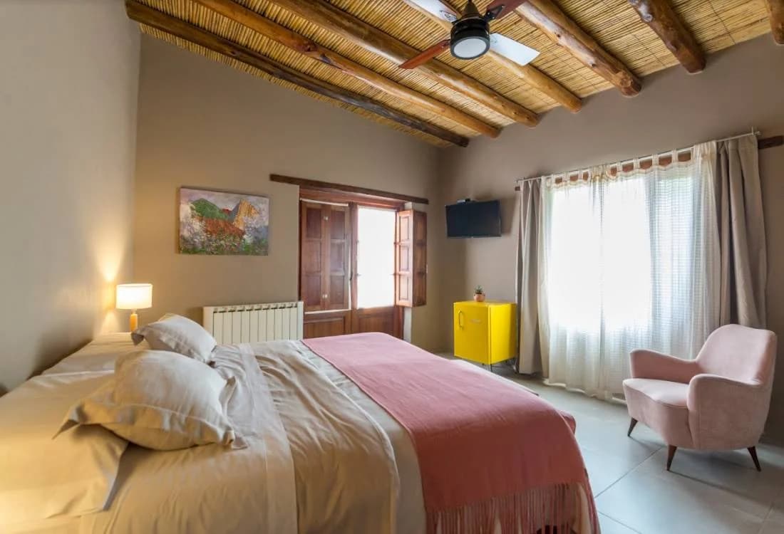 Geräumiges Superior-Zimmer mit King Bett, Kunstwerken und Blick auf Tilcara